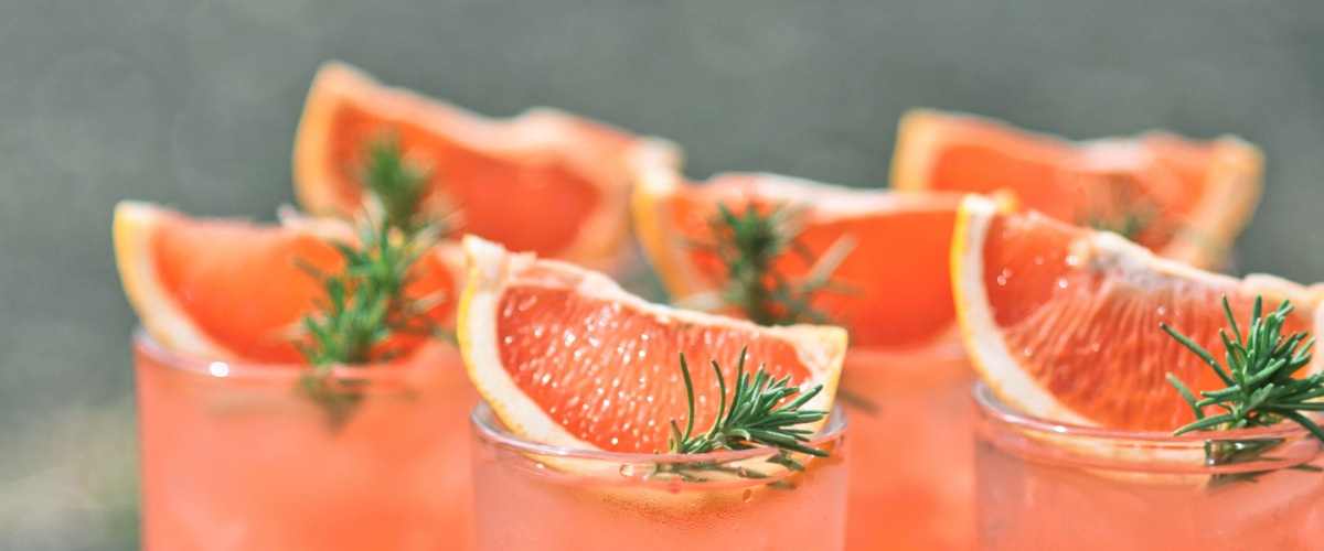 generic grapefruit cocktails with grapefruit slices