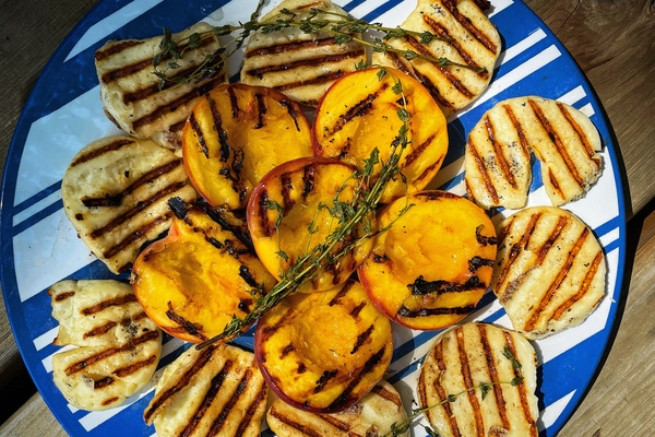 Grilled Halloumi and Peaches with Honey-Thyme Syrup from overhead view